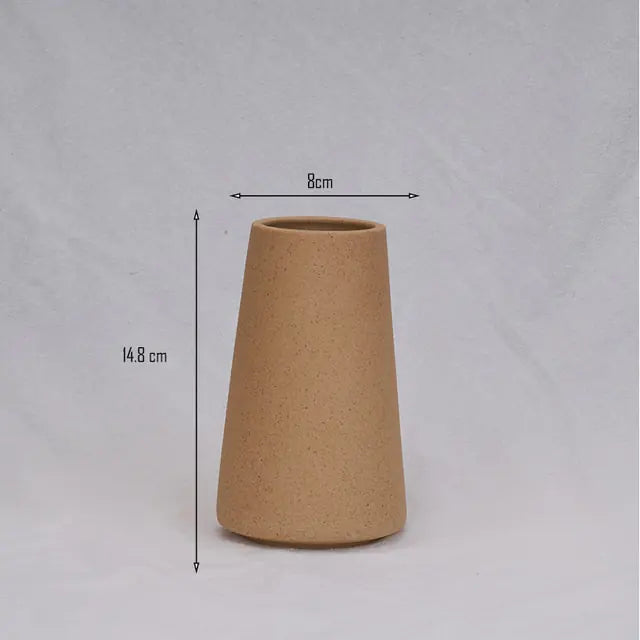 Simple Ceramic Vase quality vase in a natural finish, dimensions 14.8 cm height and 8 cm diameter.